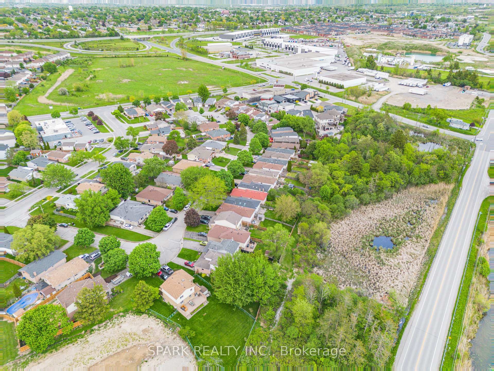 28 Lampman Crescent photo 32