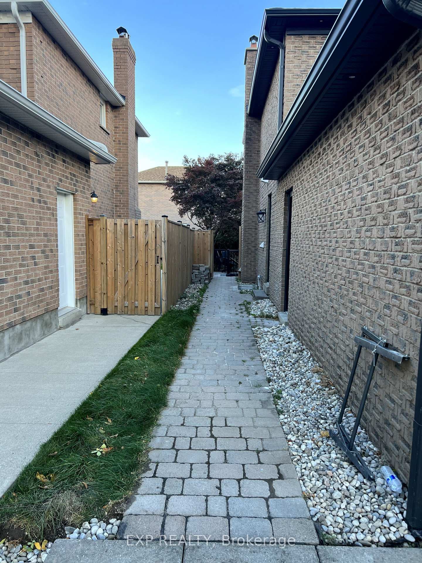 1377 Winterbourne Drive Unit Lower photo 2