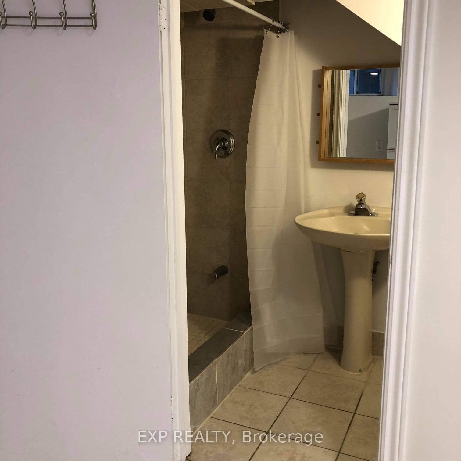 801 Pape Avenue Unit Lower photo 4