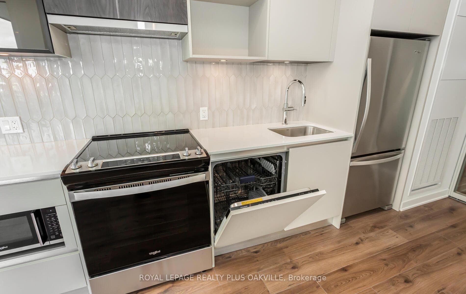405 Dundas Street Unit 425 photo 26