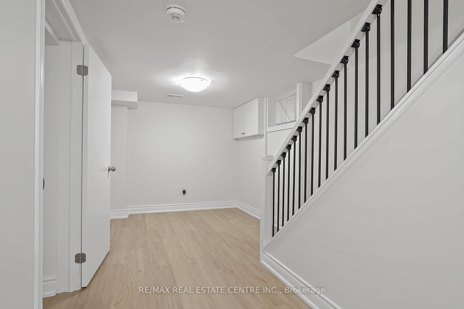 482 Rhodes Avenue Unit Lower photo 11