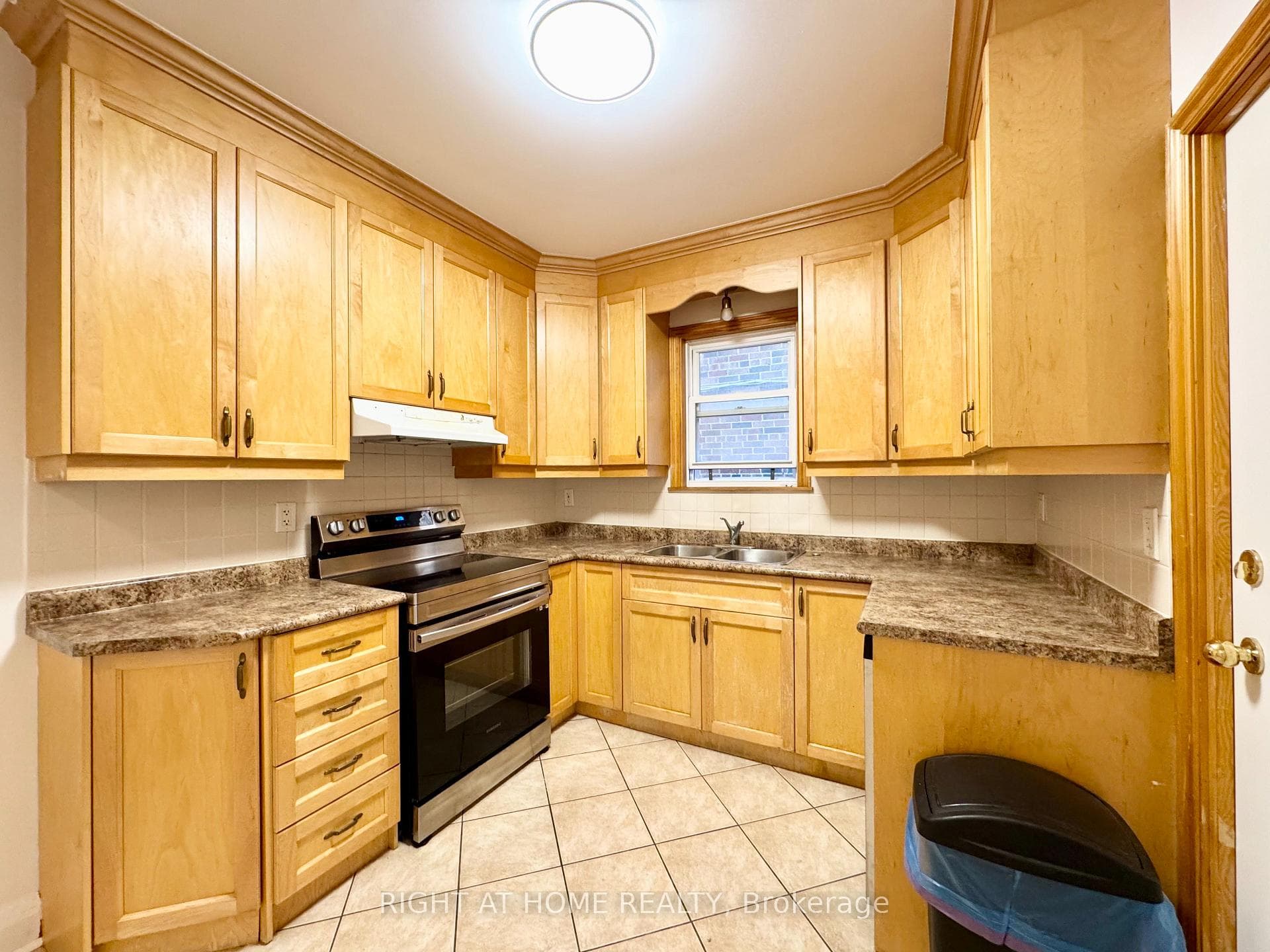 1198 Avenue Road Unit Main Apartment photo 5