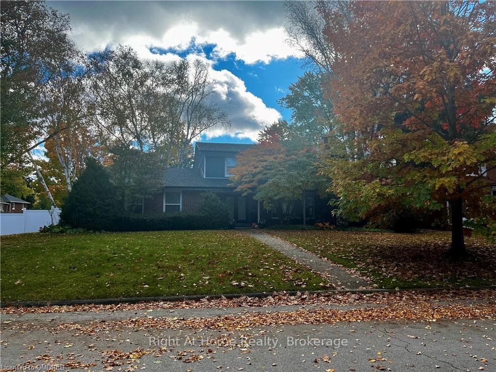 Private corner lot