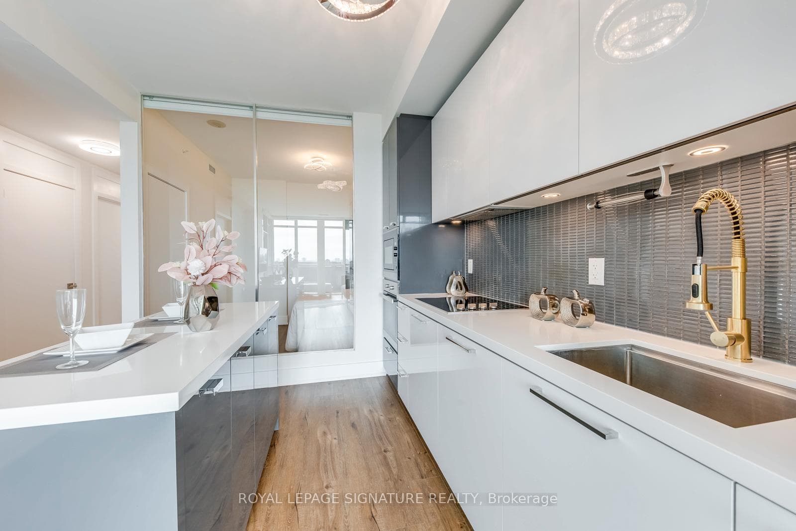 32 Davenport Road Unit 1606 photo 6
