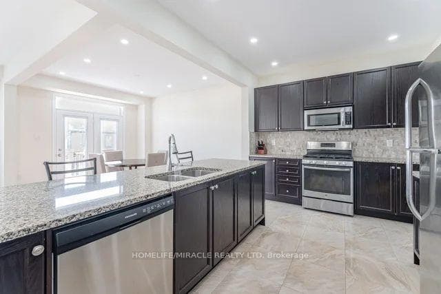 84 Roulette Crescent photo 25