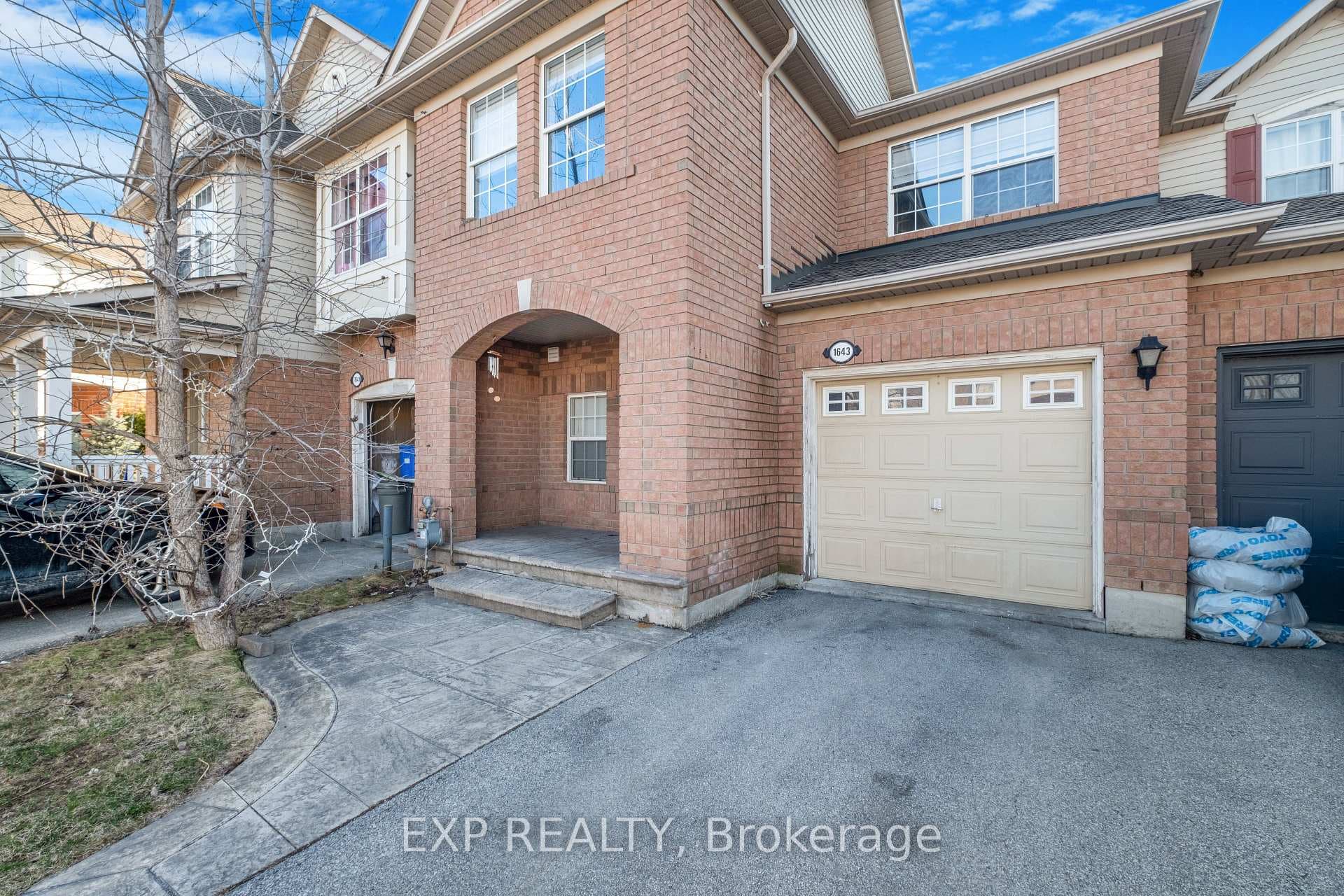 1643 Cartwright Crescent photo 2