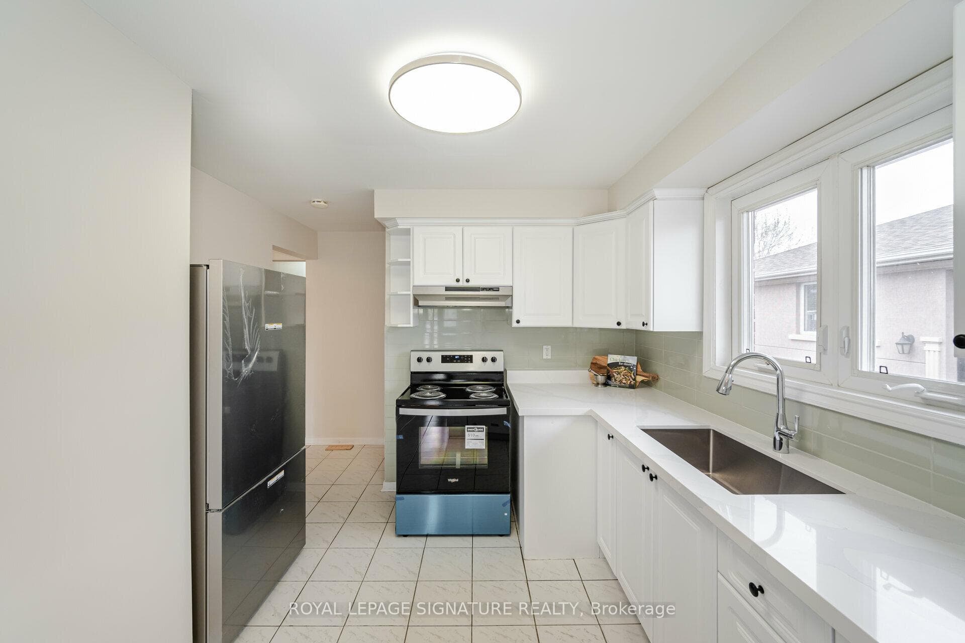 1586 Coram Crescent photo 7