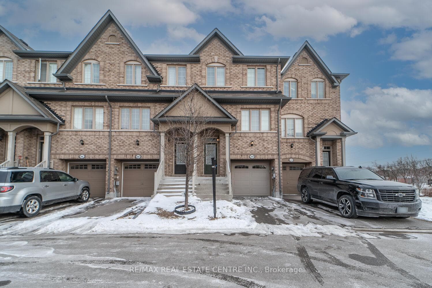 1449 Granrock Crescent photo 1