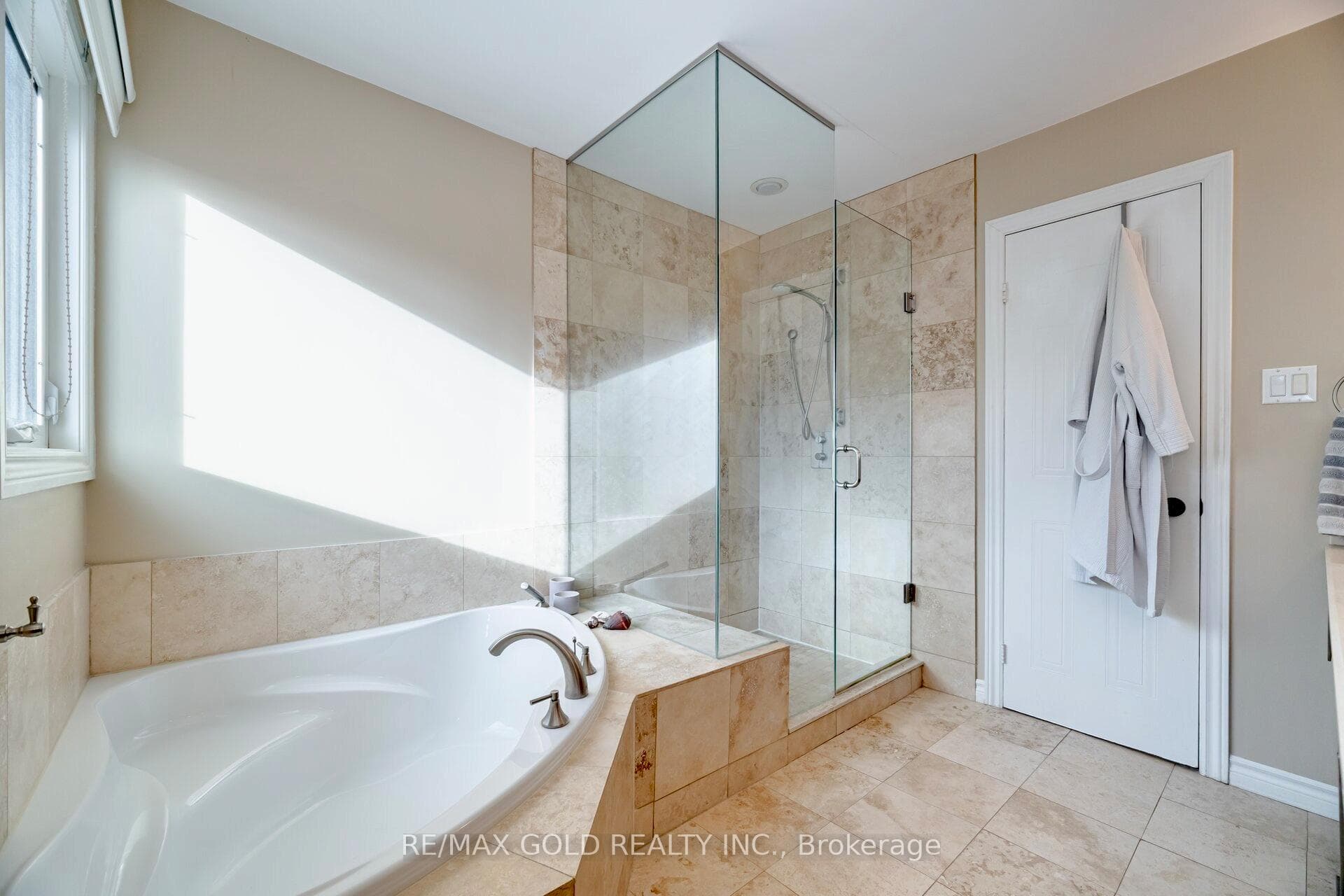 245 Romain Crescent photo 16
