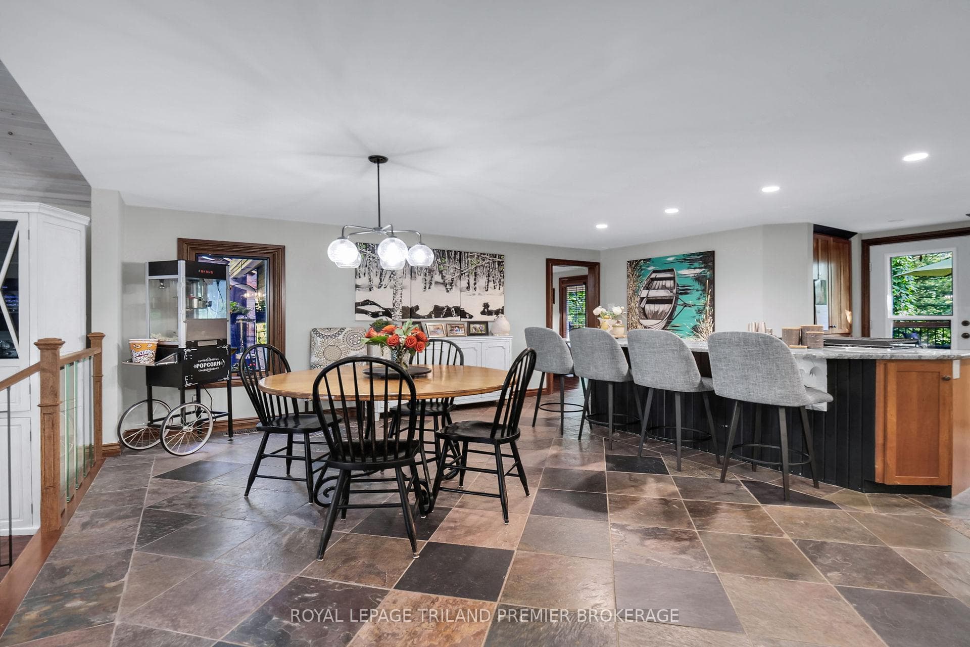9941 Nipigon Street photo 7