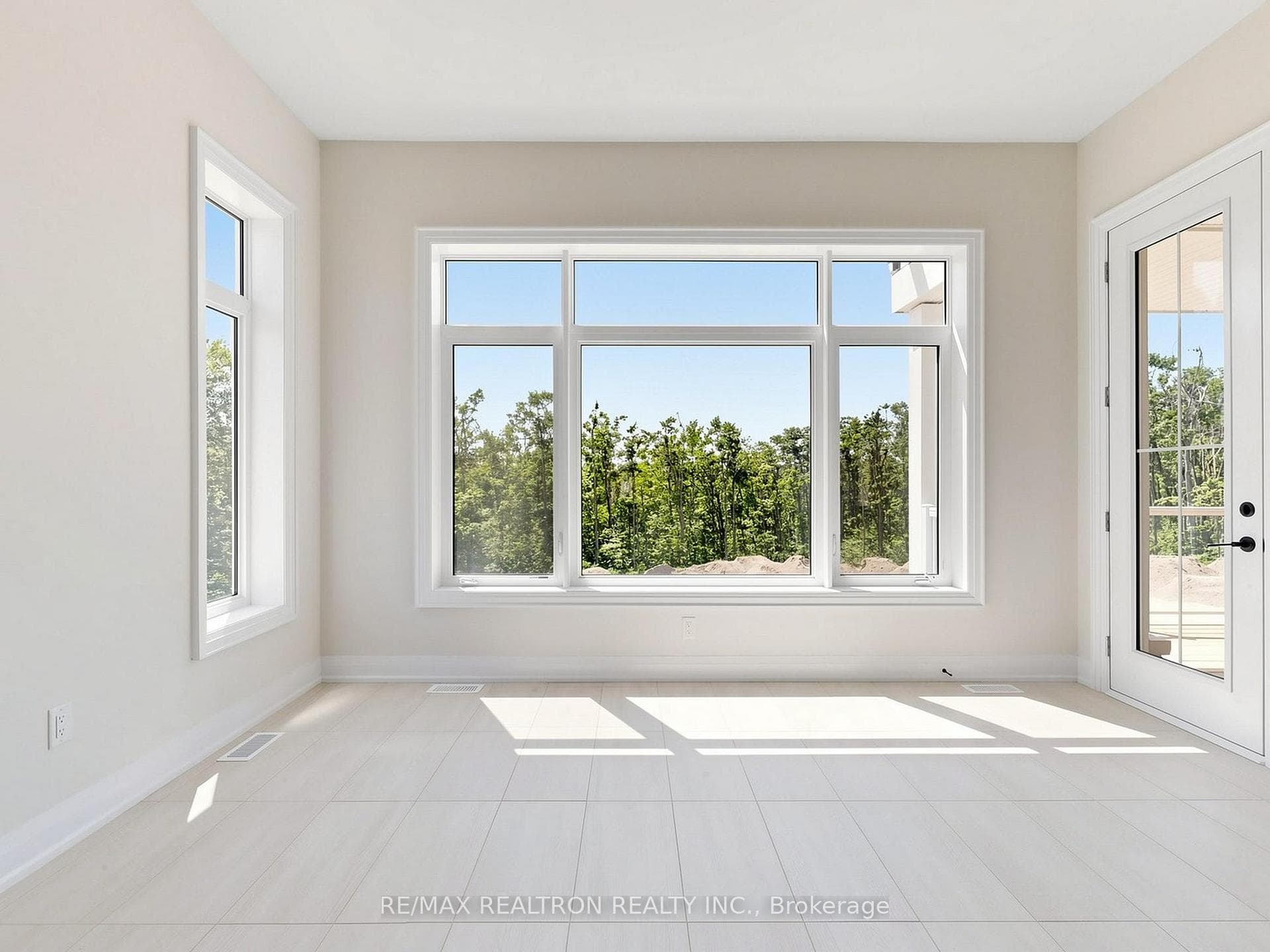 8 Radome Drive photo 24