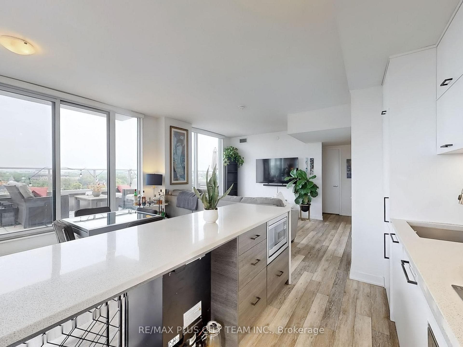 106 Dovercourt Road Unit 807 photo 14
