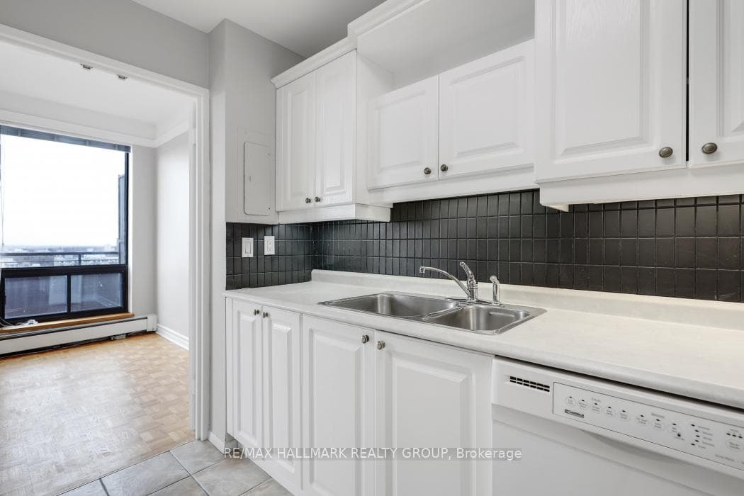 515 St Laurent Boulevard Unit 2509/10 photo 23