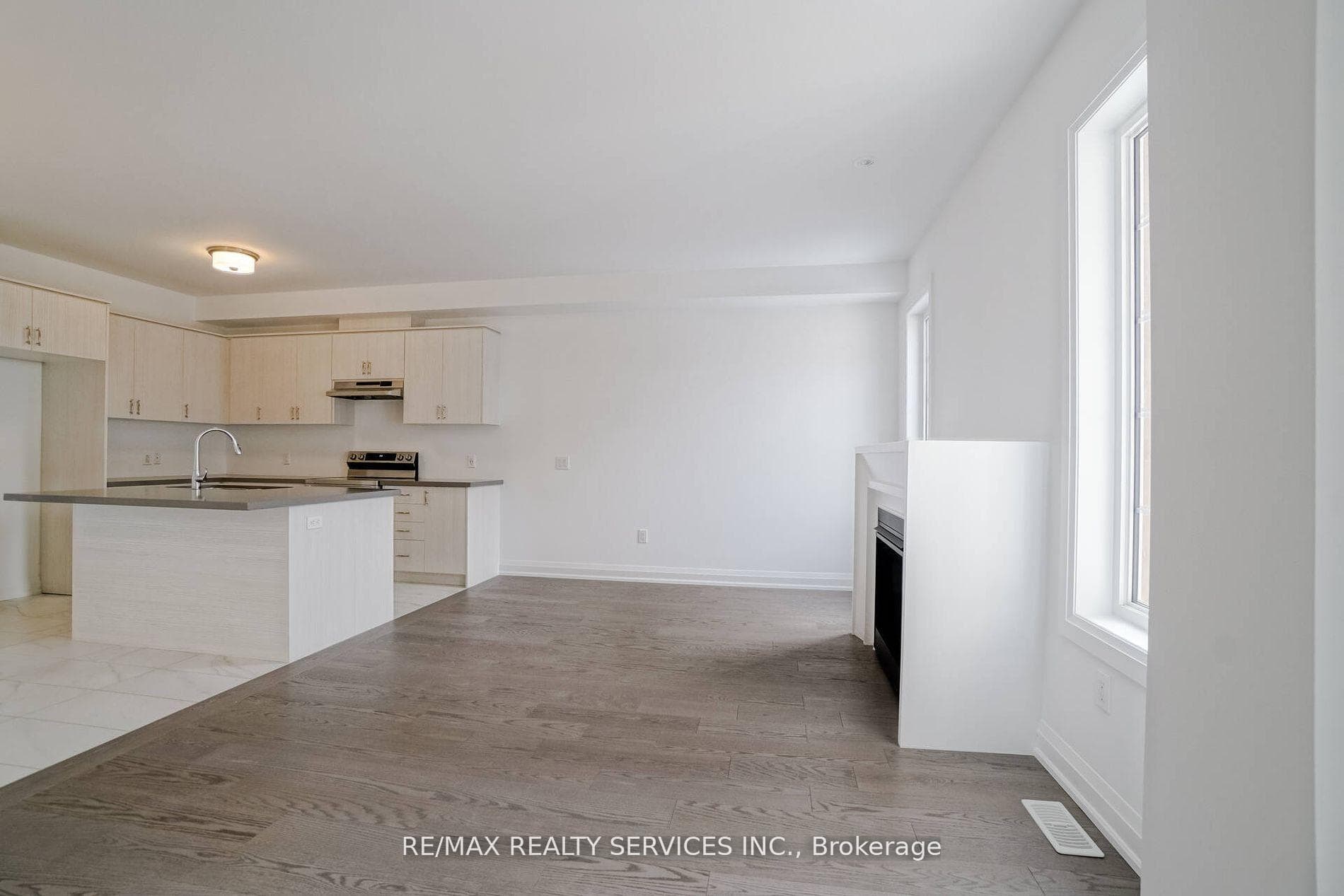 11 Burnhamthorpe Road photo 6