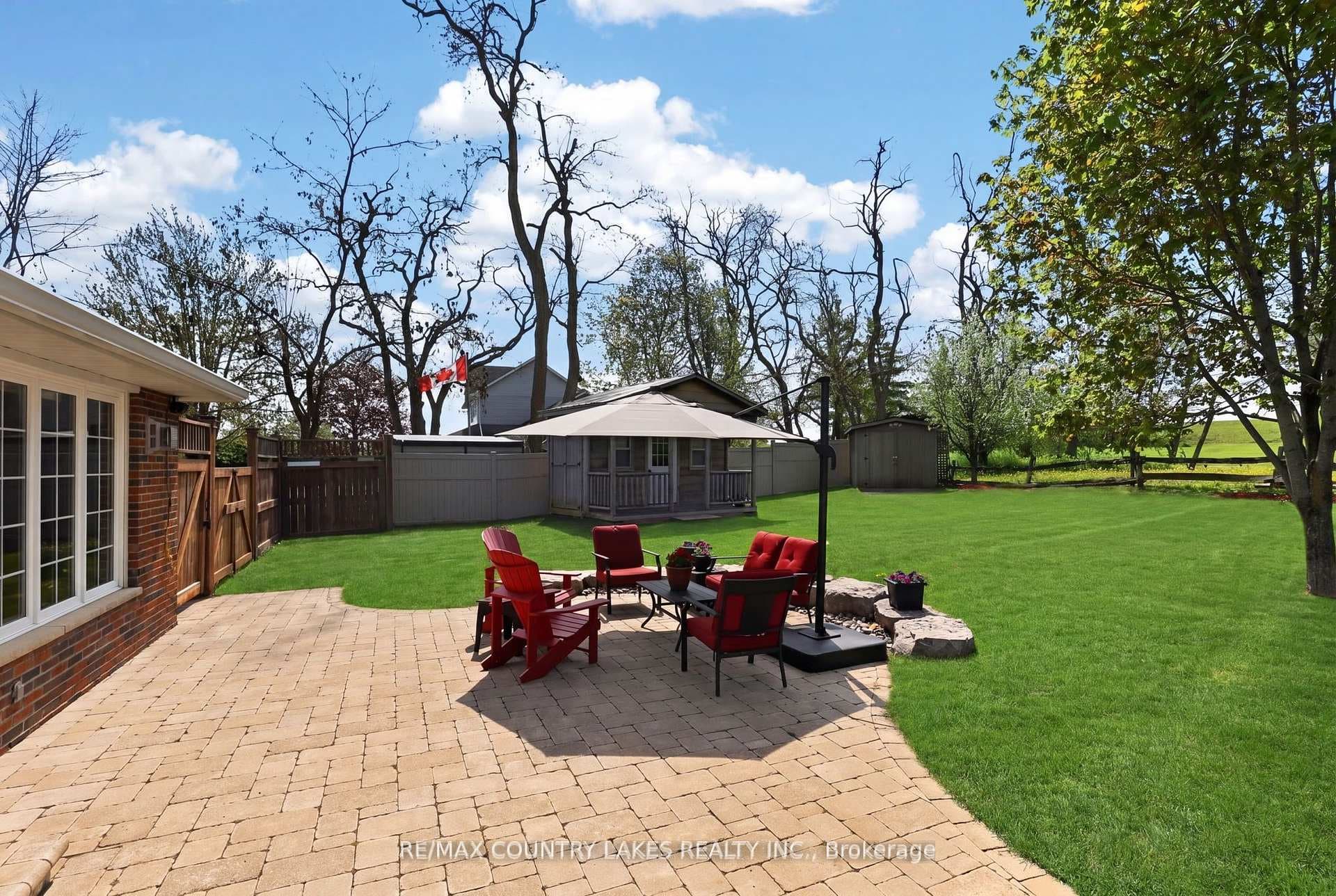 653 Simcoe Street photo 43