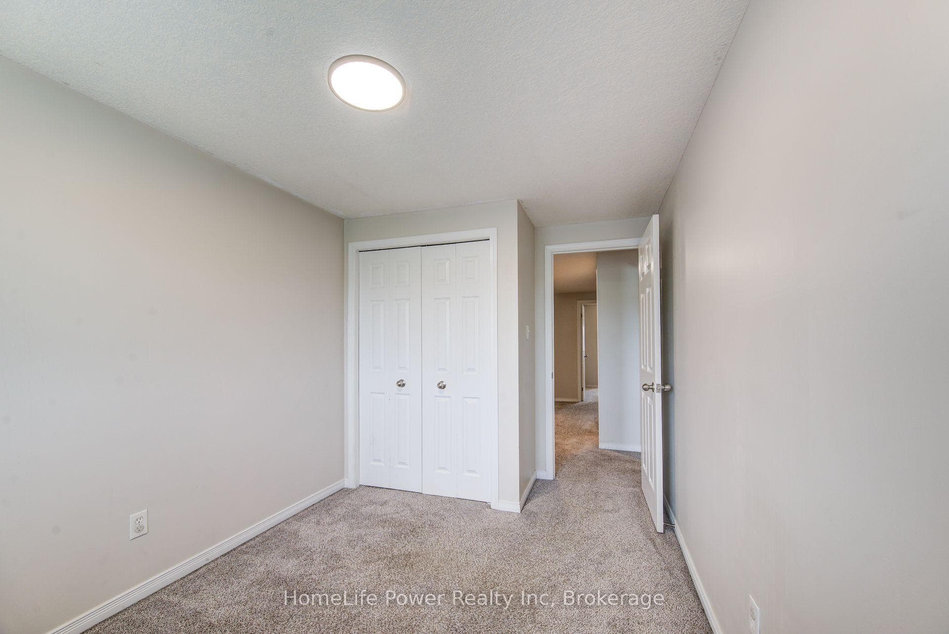 208 Featherstone Crescent photo 23