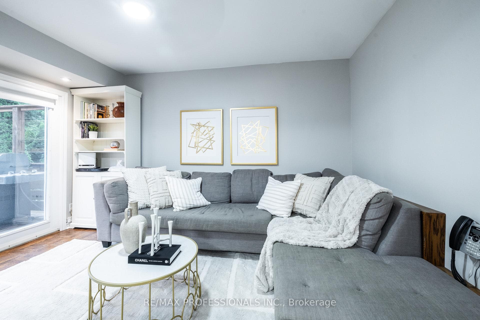 4625 Dundas Street photo 14