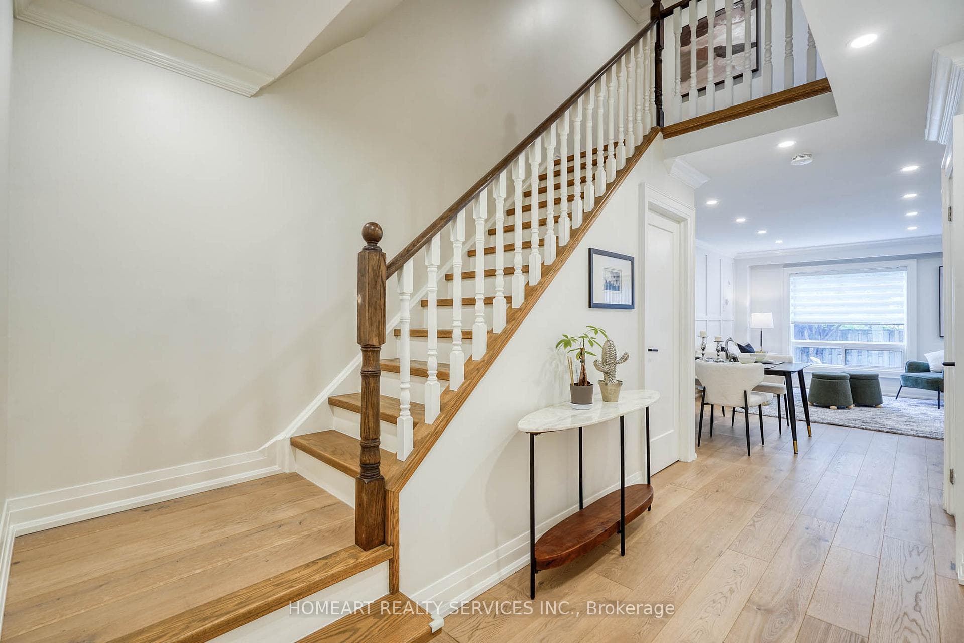 2 Camelot Way photo 4