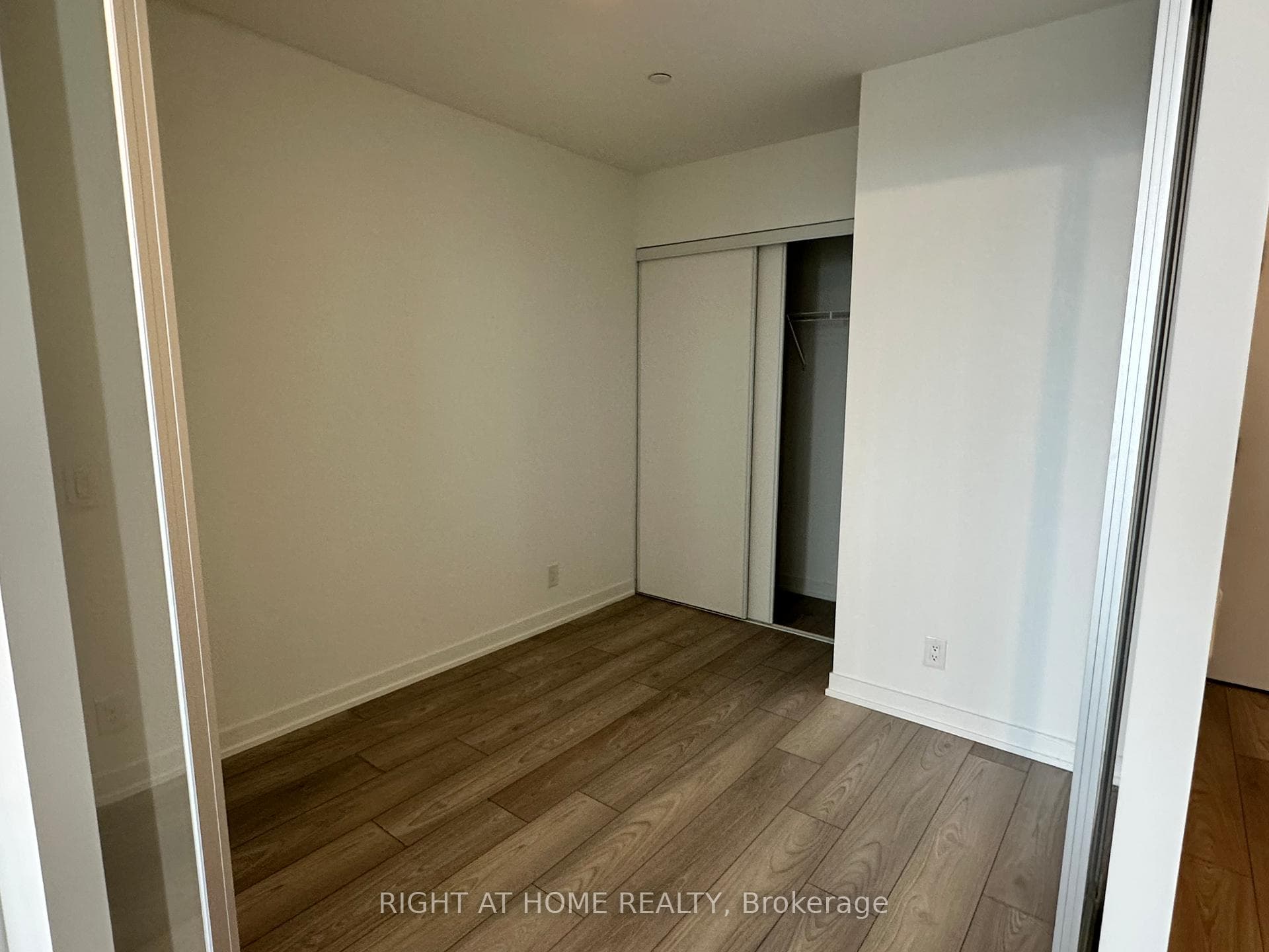 285 Dufferin Street Unit 1112 photo 22