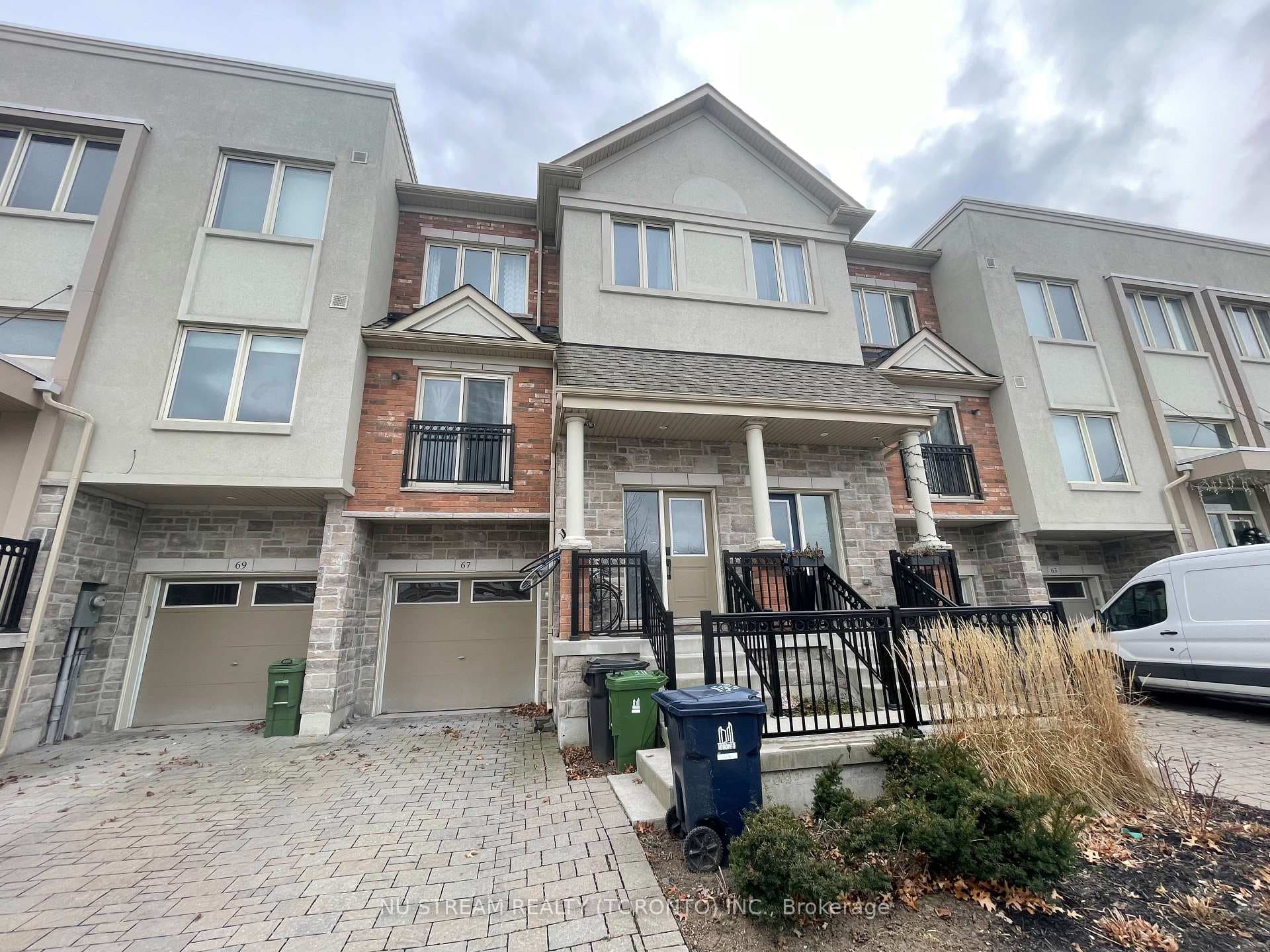 67 Antibes Drive photo 1