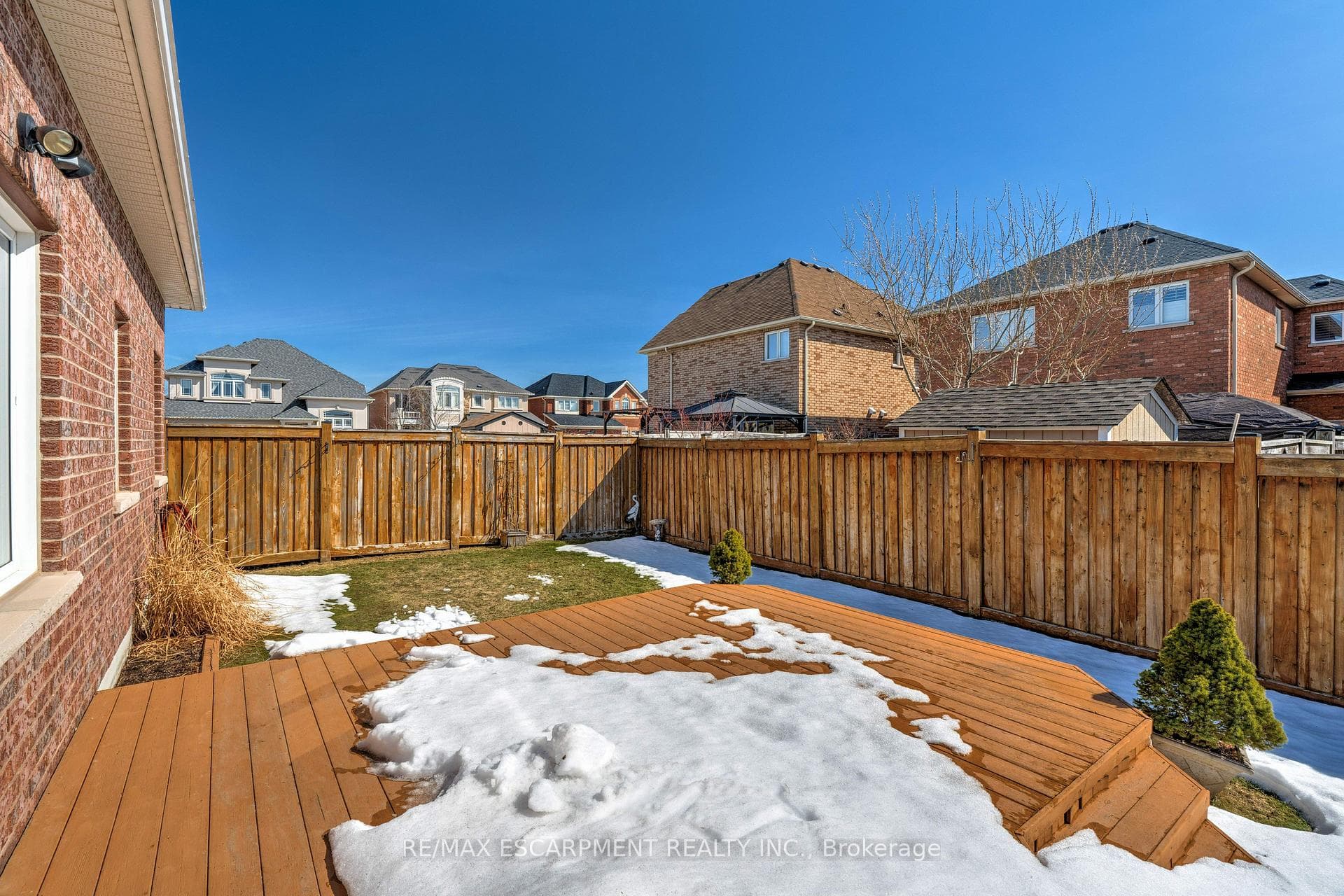 216 Cathcart Crescent photo 27