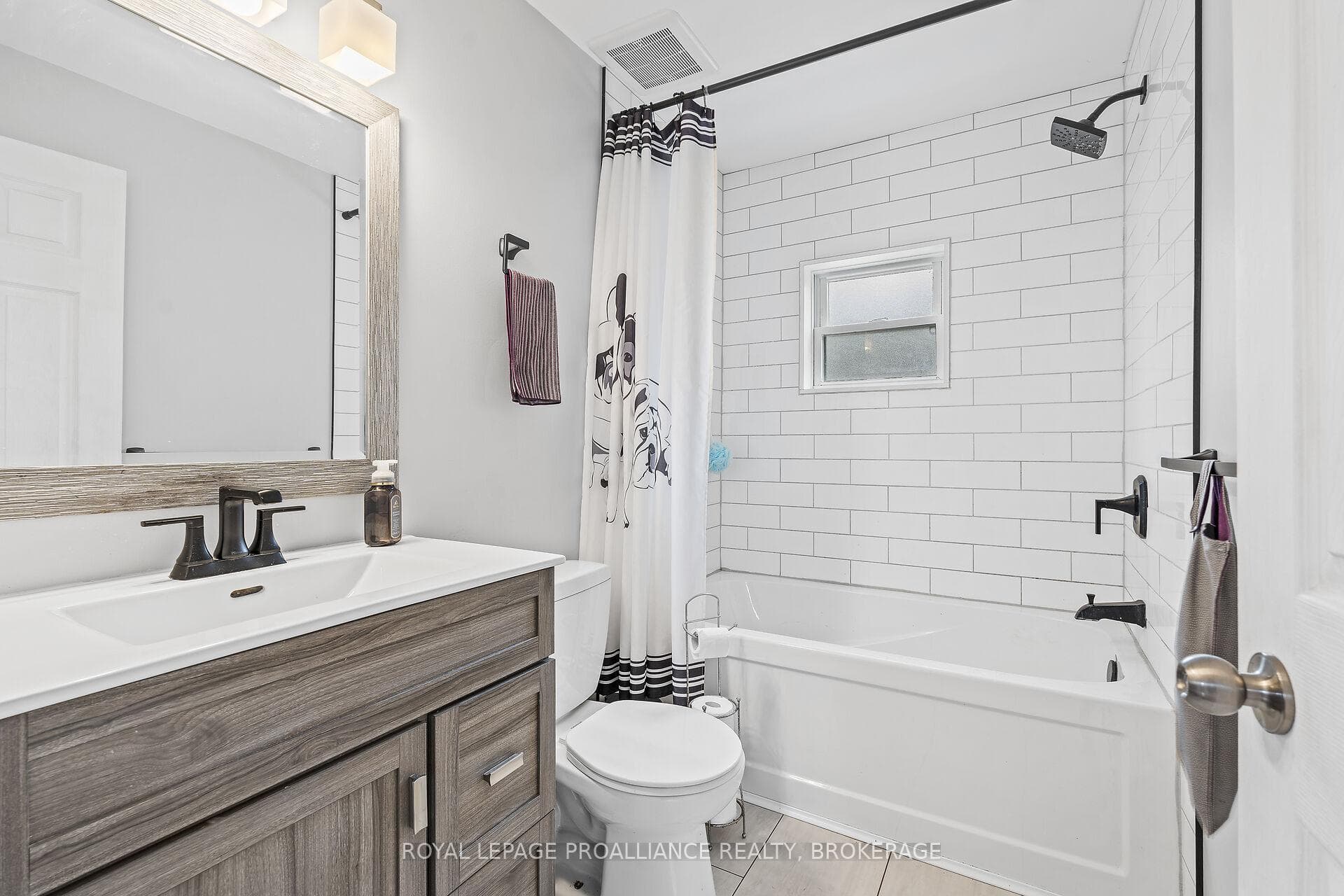 619 Macdonnell Street photo 16