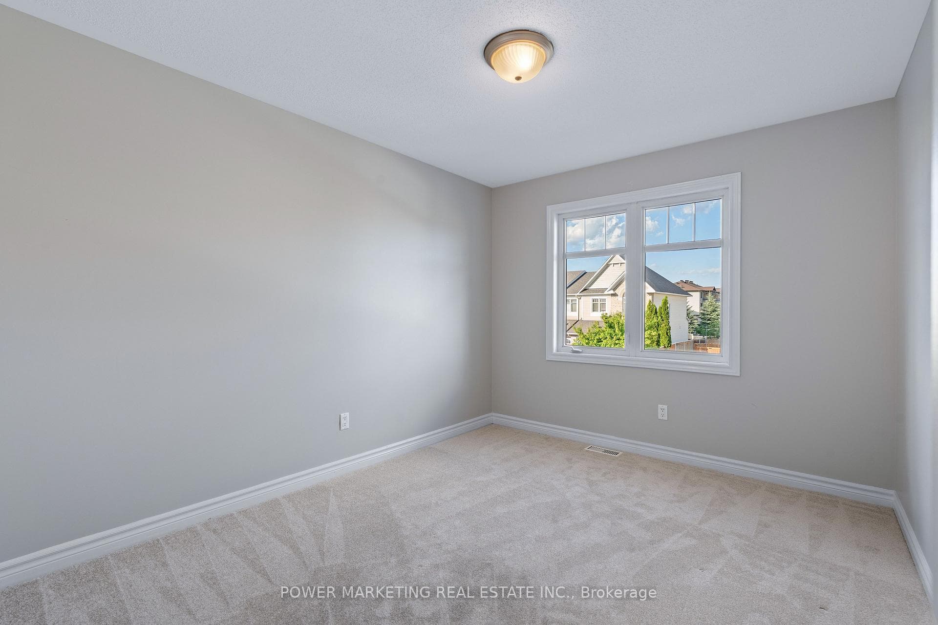 245 SILVERMOON Crescent photo 23