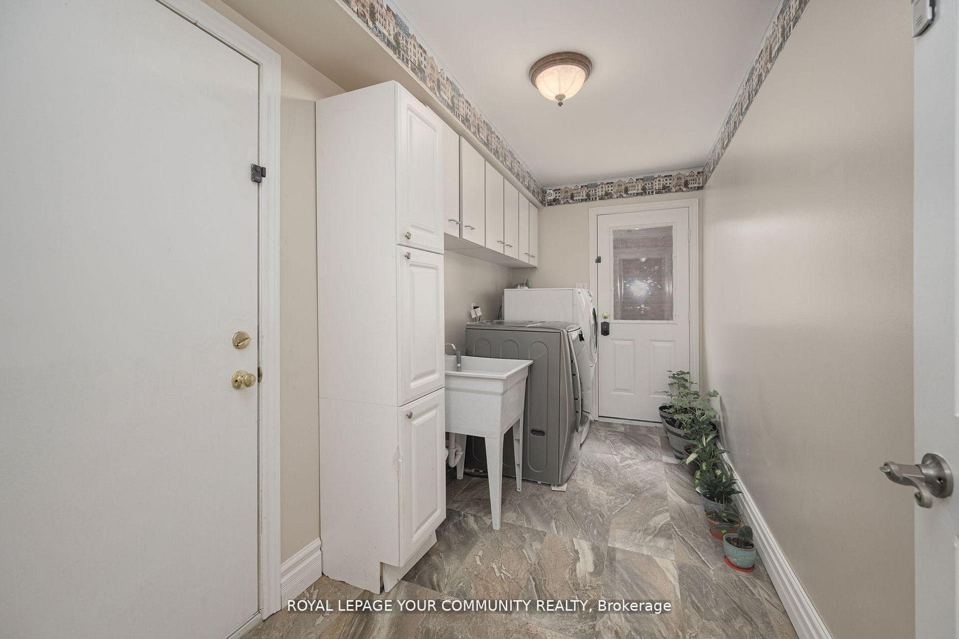 672 Brooker Ridge photo 9