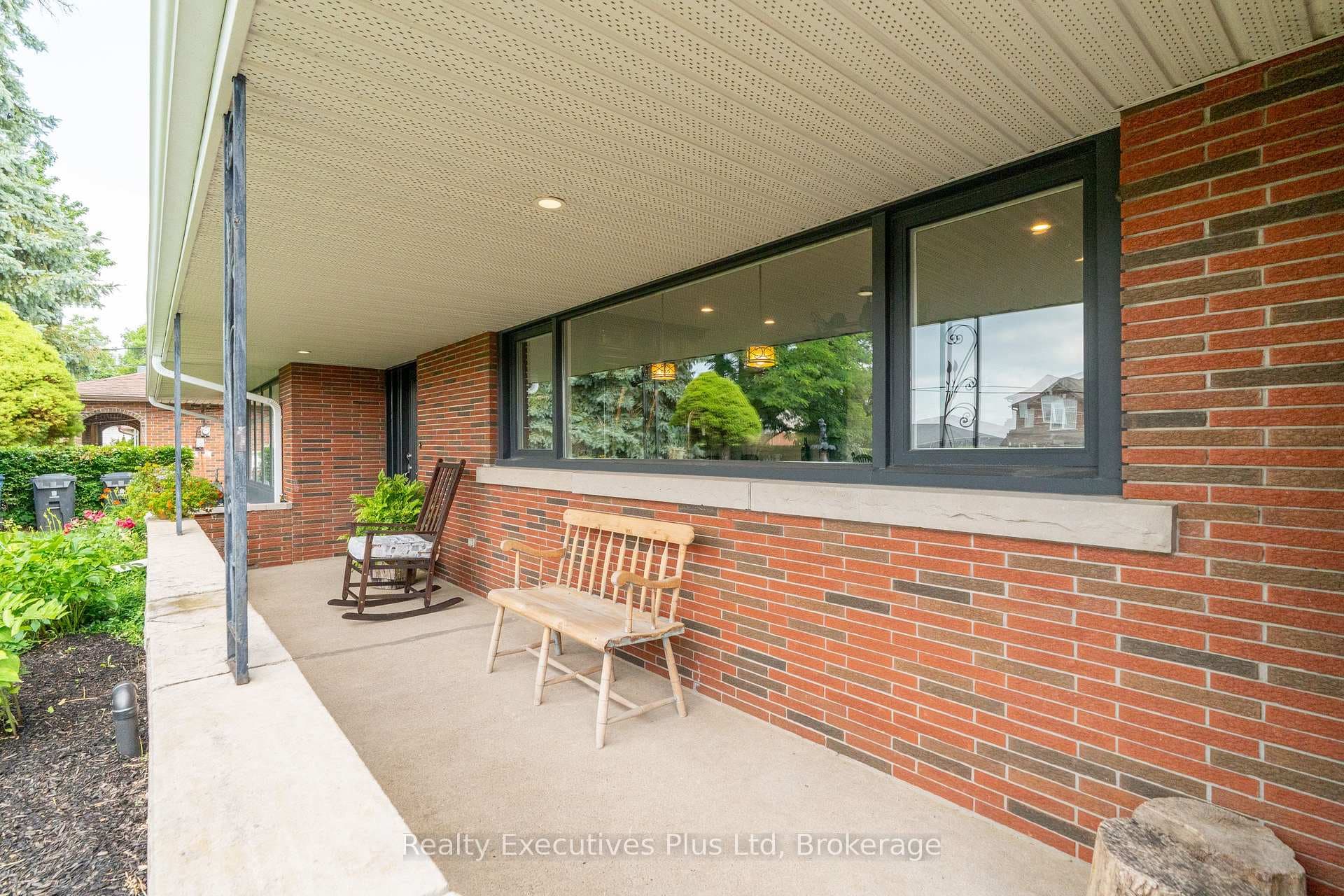 135 Cityview Drive photo 3