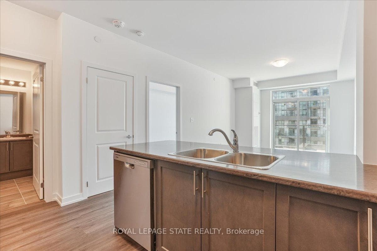460 Dundas Street Unit 815 photo 13