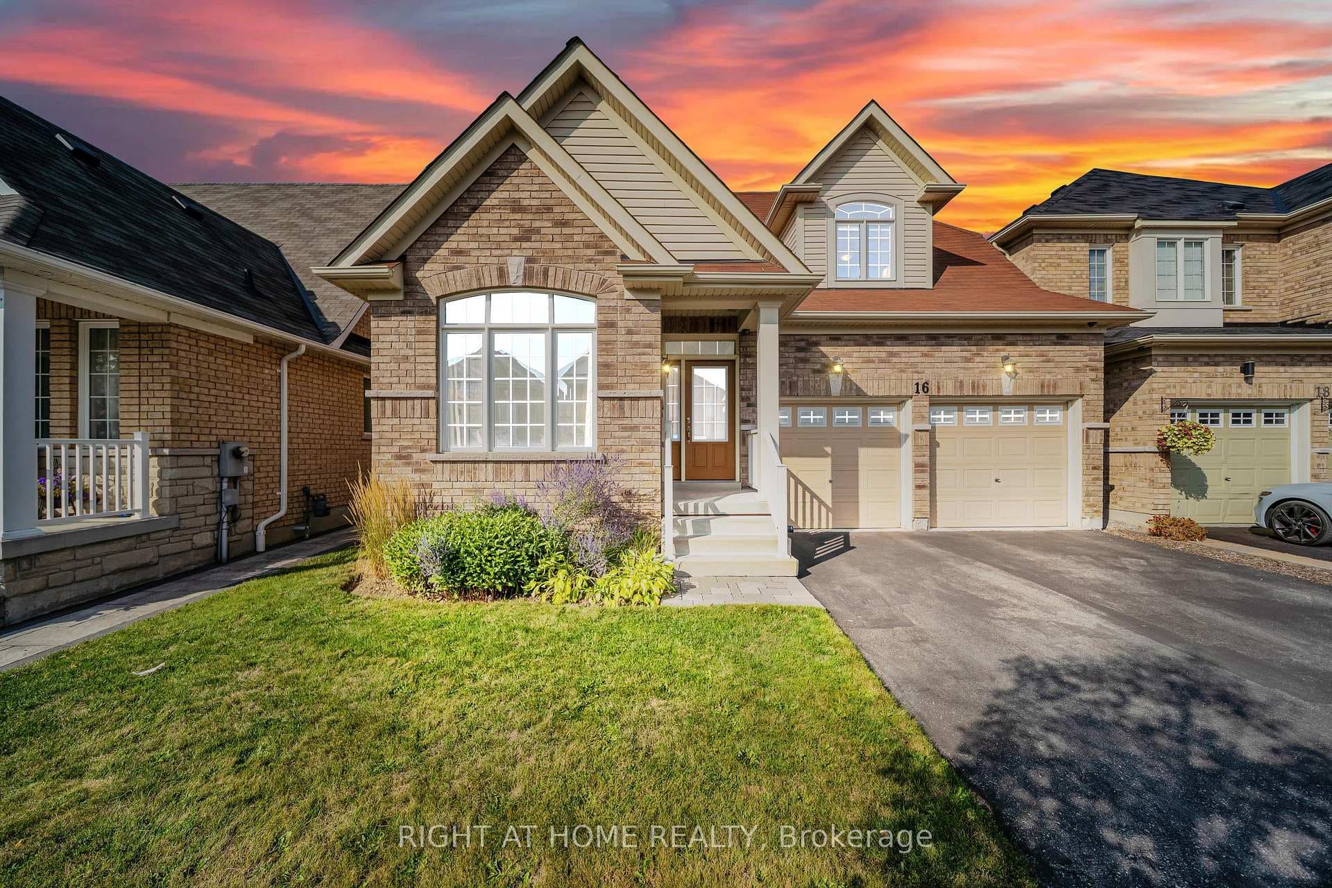 16 Sewell Crescent photo 1
