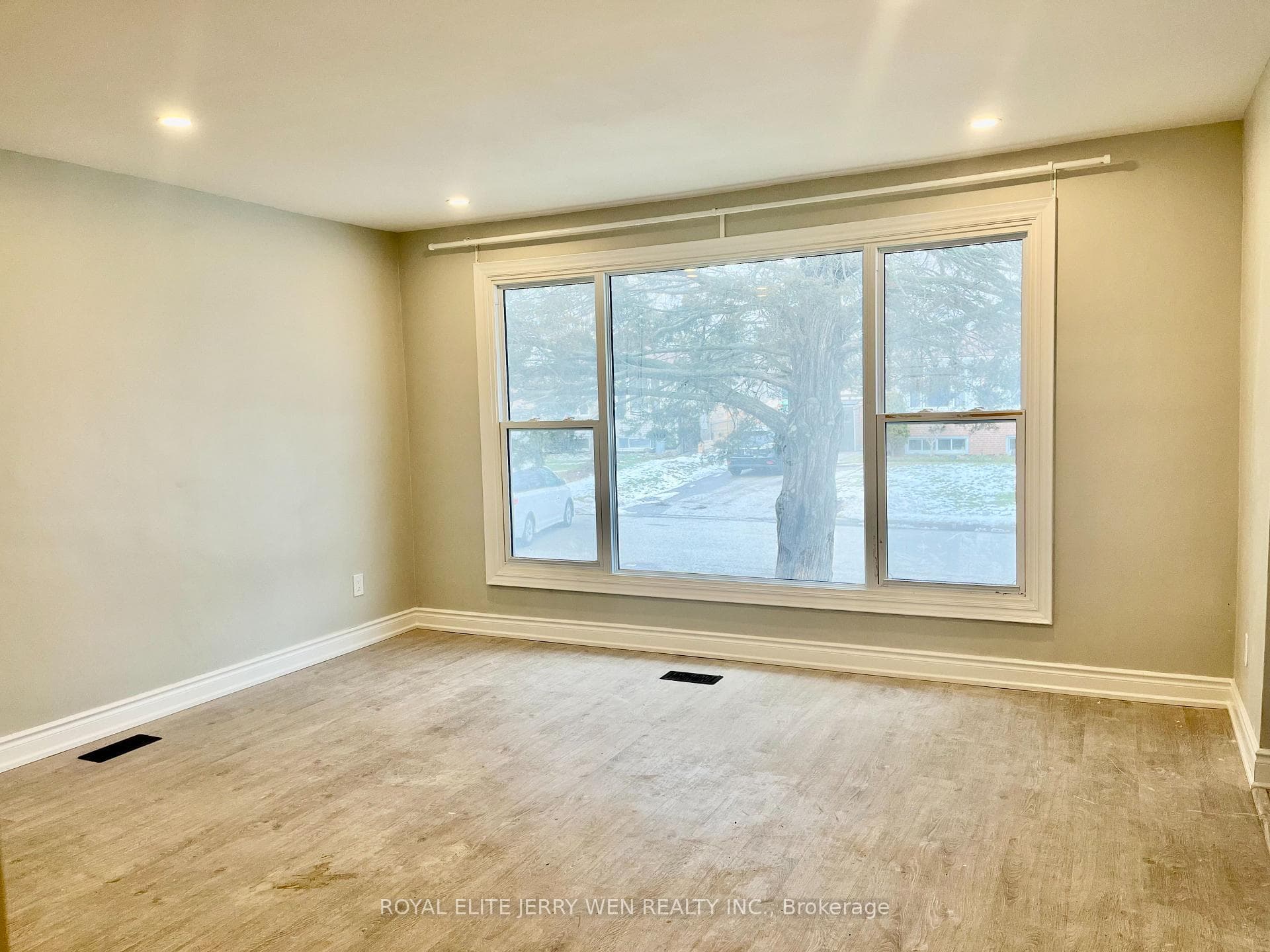 228 Silverbirch Drive Unit Upper photo 5