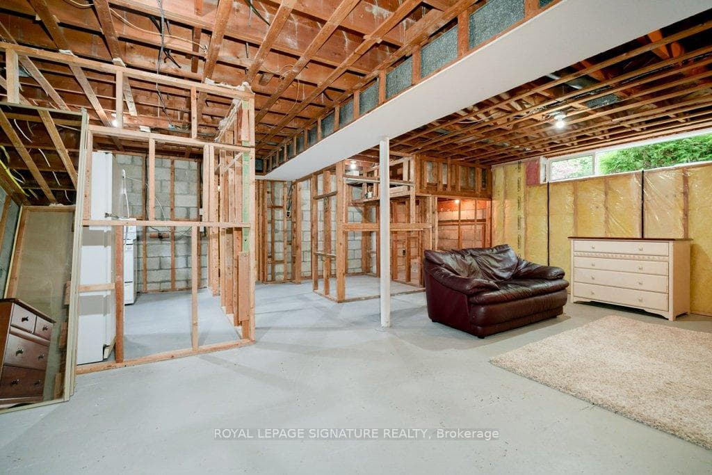 98 Wyndcliff Crescent photo 17