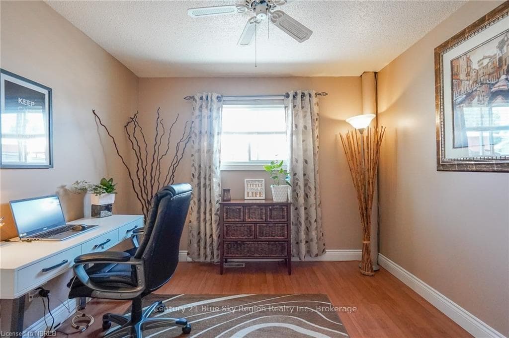15 BELLEVIEW Crescent photo 28