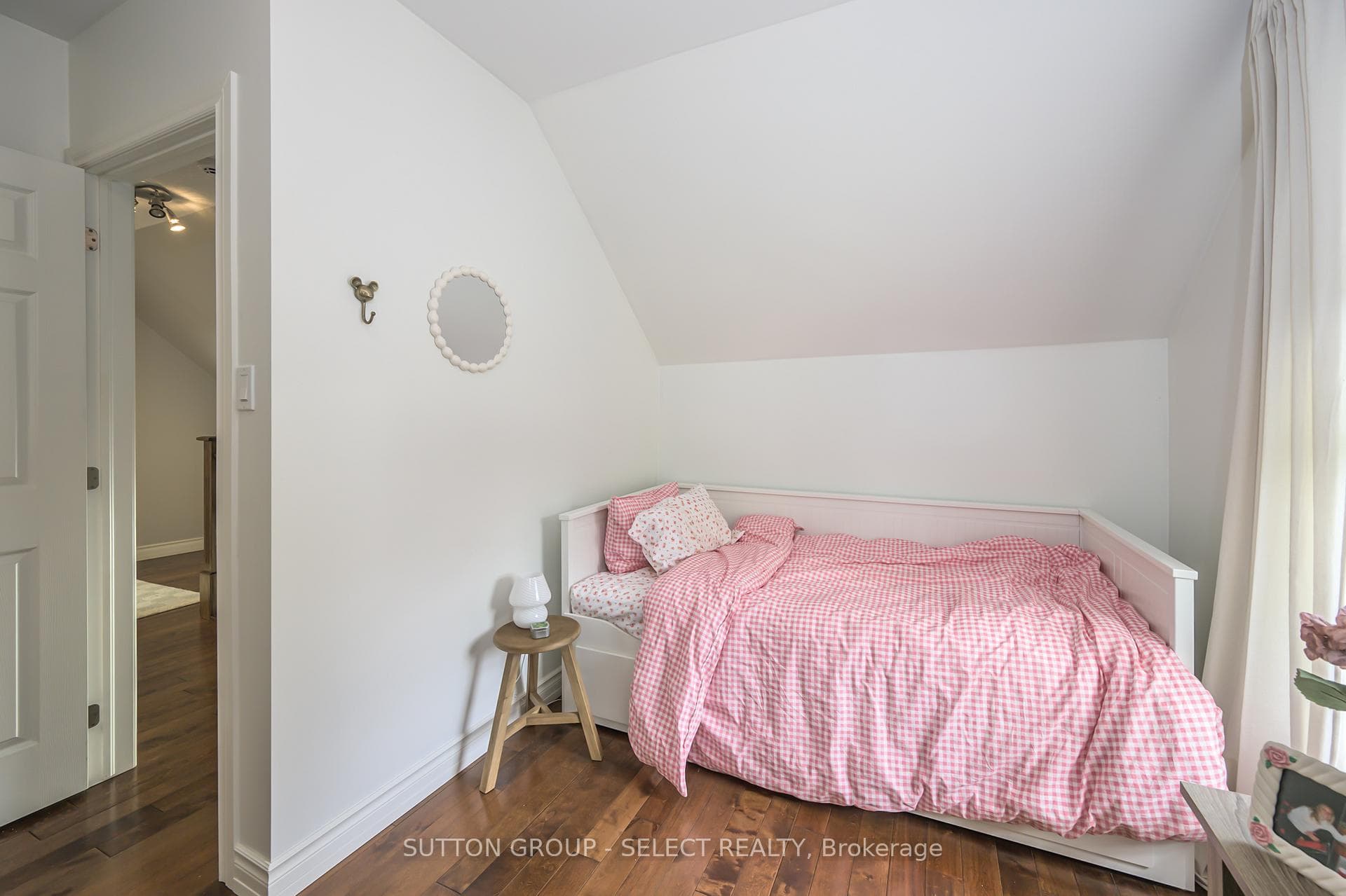 943 Colborne Street photo 21