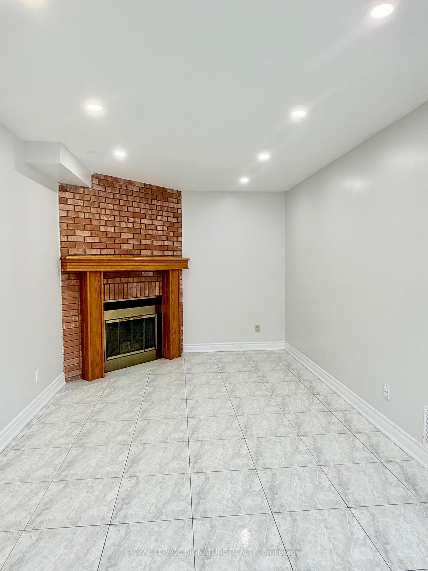 16 Oak Knoll Crescent Unit Main photo 11