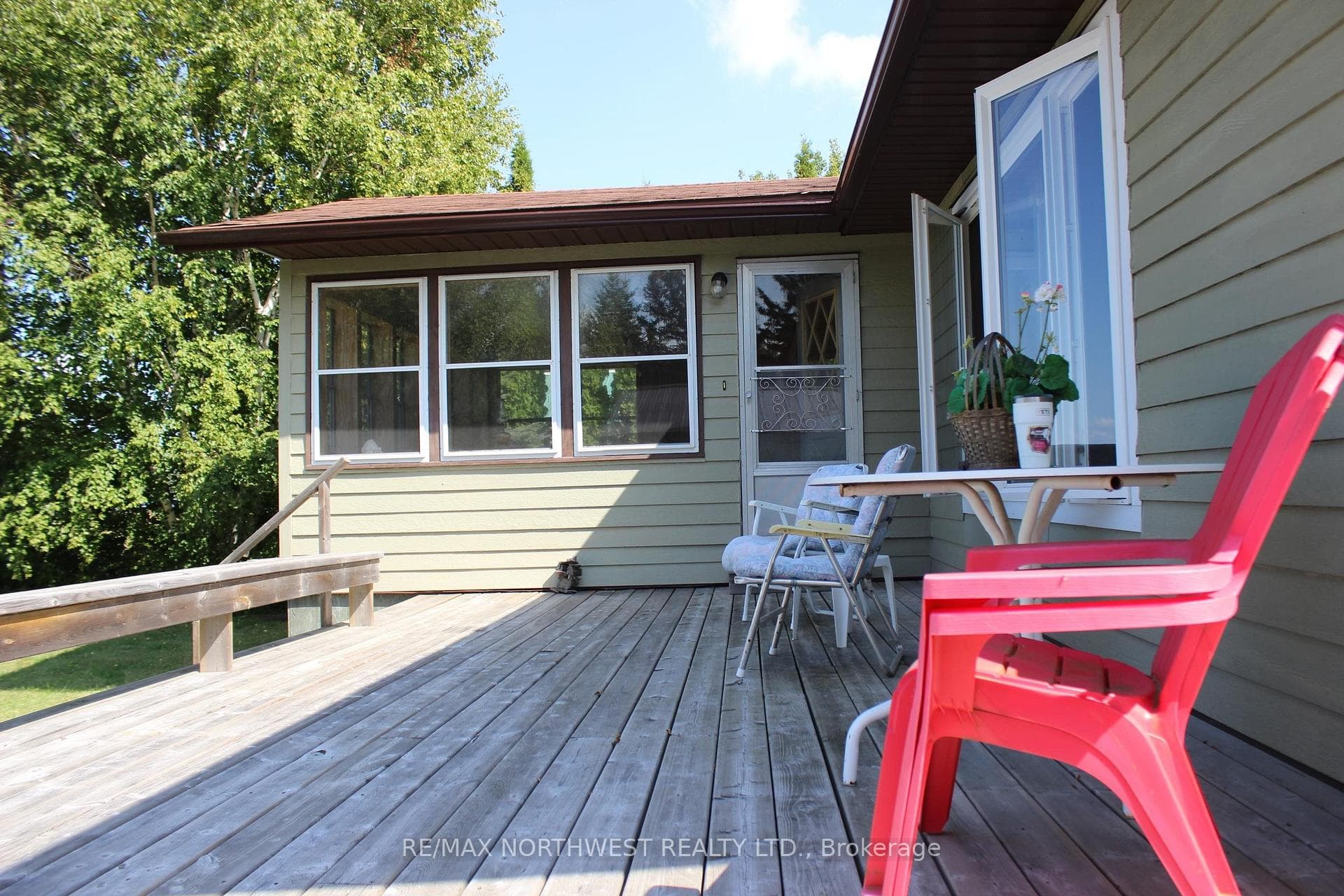 93 STINTZI DR E photo 9