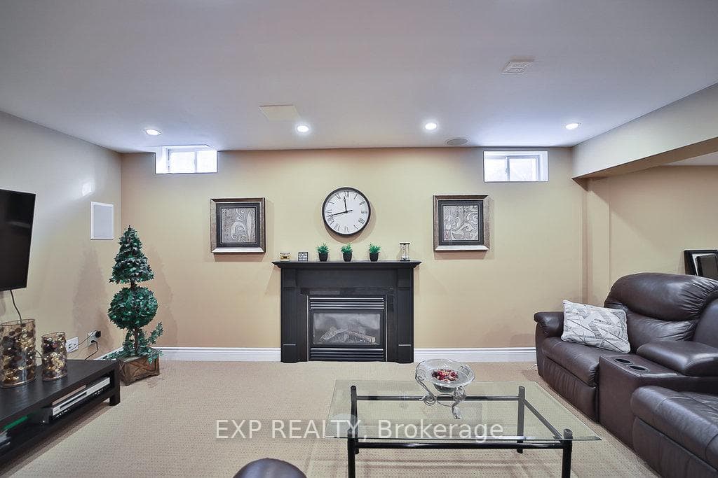 690 Goodyear Crescent photo 30