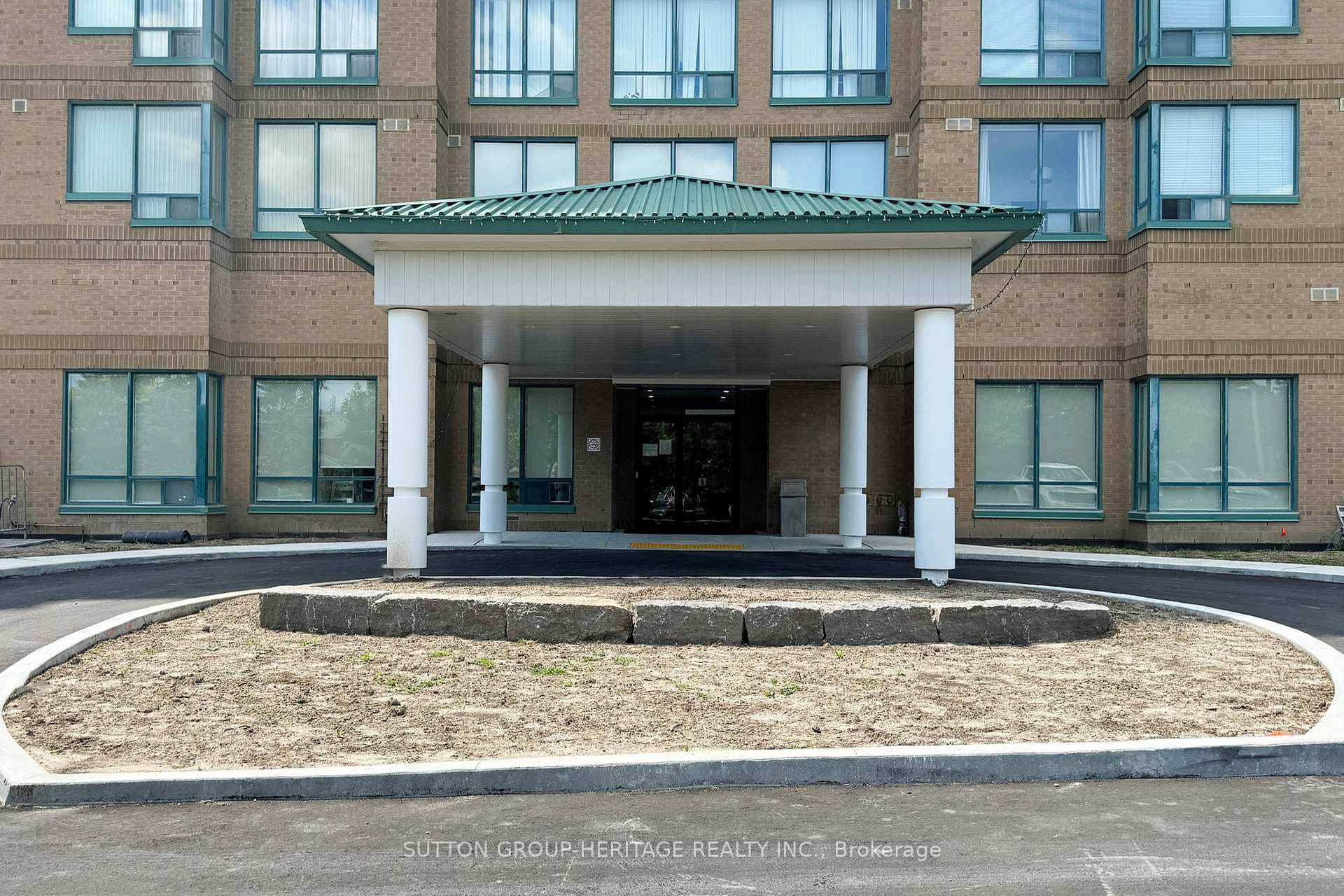 711 Rossland Road Unit 904 photo 3