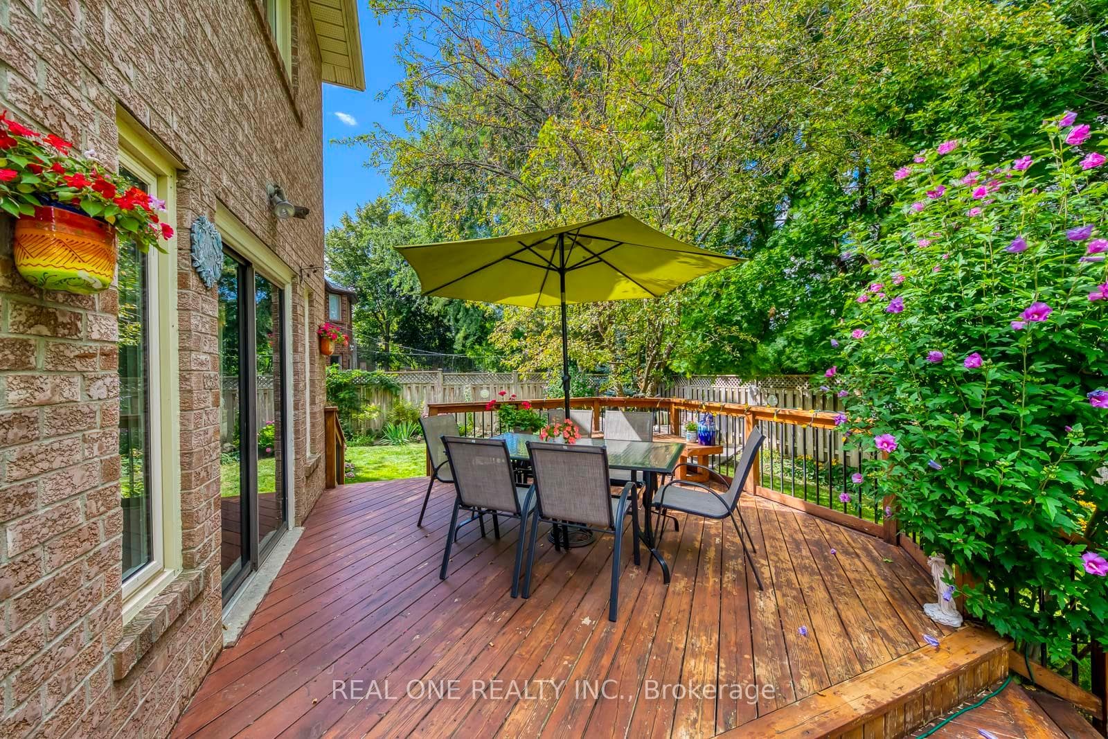 566 Blenheim Crescent photo 48
