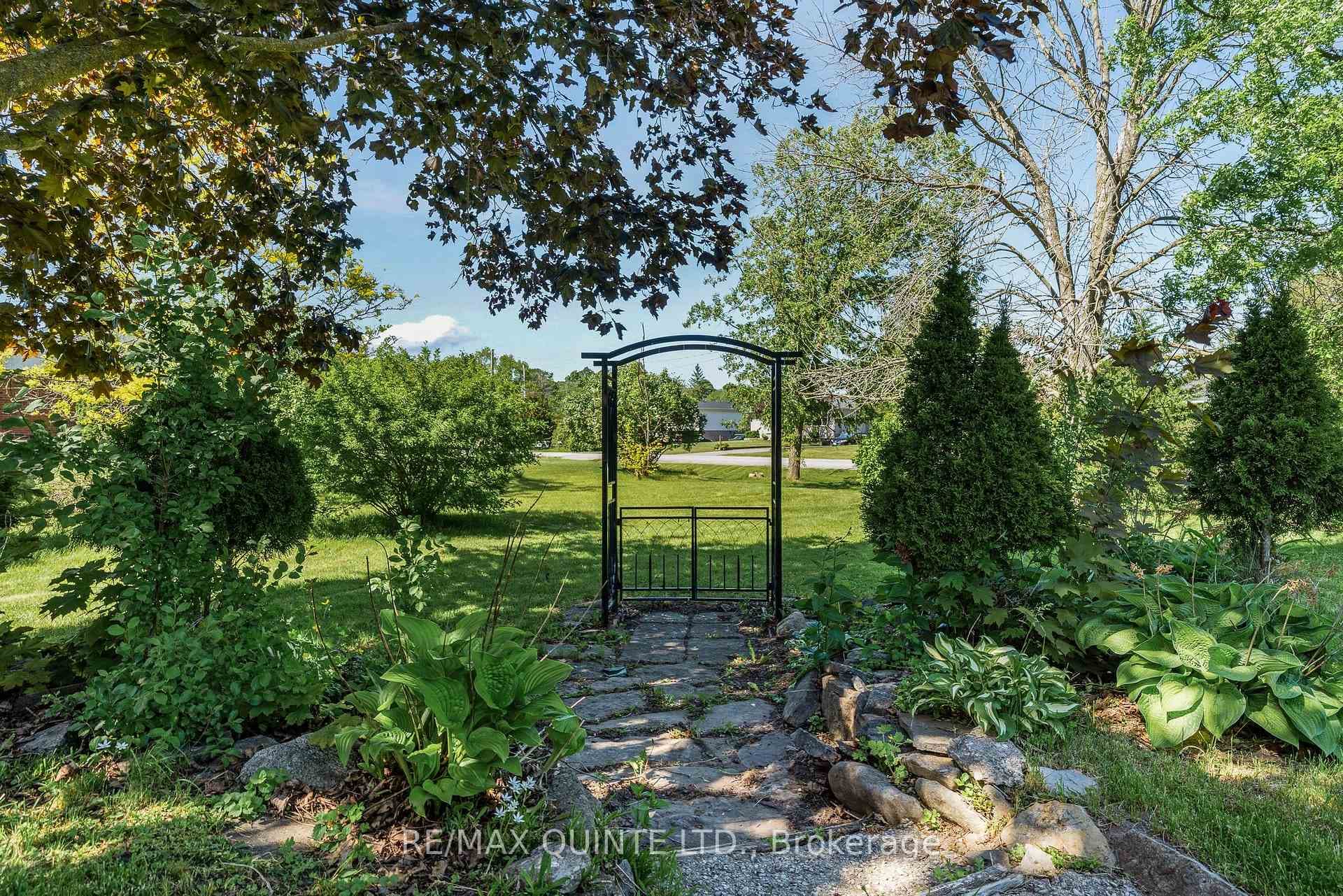 152 Peterson Street photo 40
