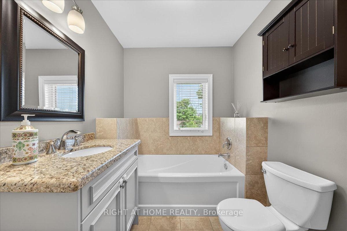 91B Evans Avenue photo 29