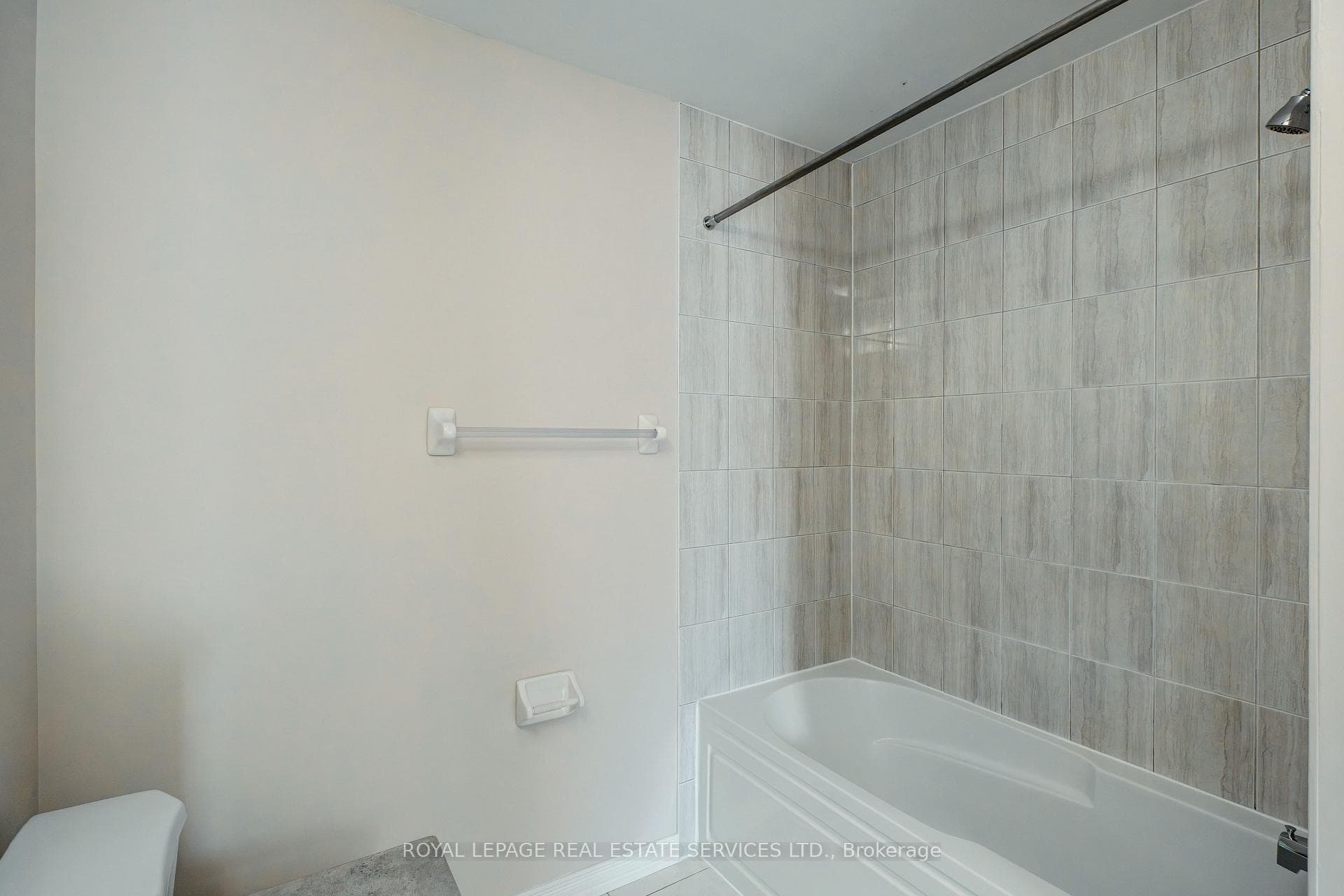 152 Munro Circle photo 45