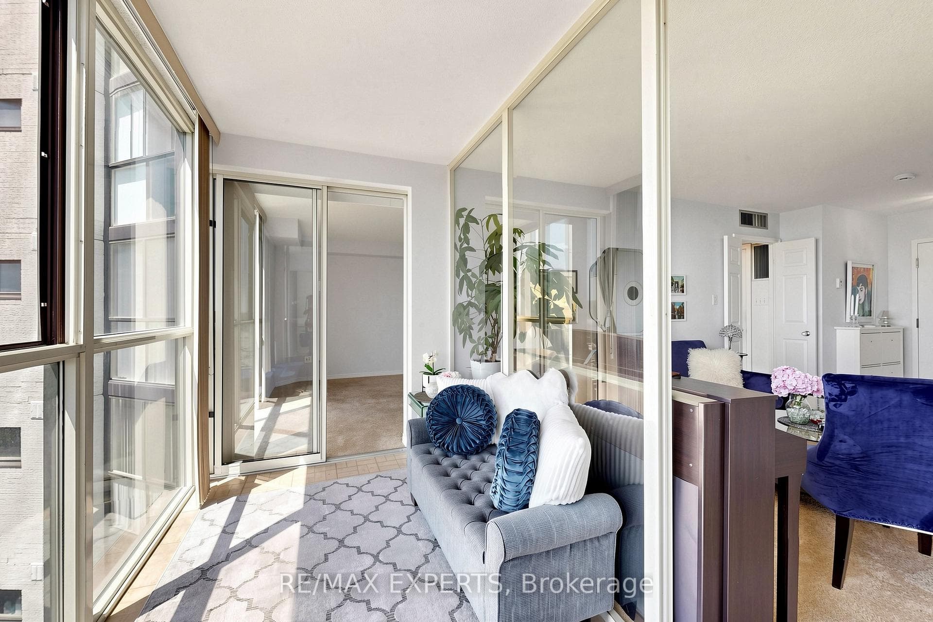 1360 Rathburn Road Unit 909 photo 14