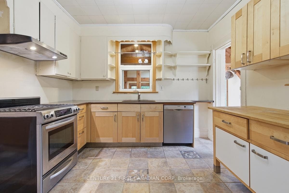 834 Colborne Street photo 12