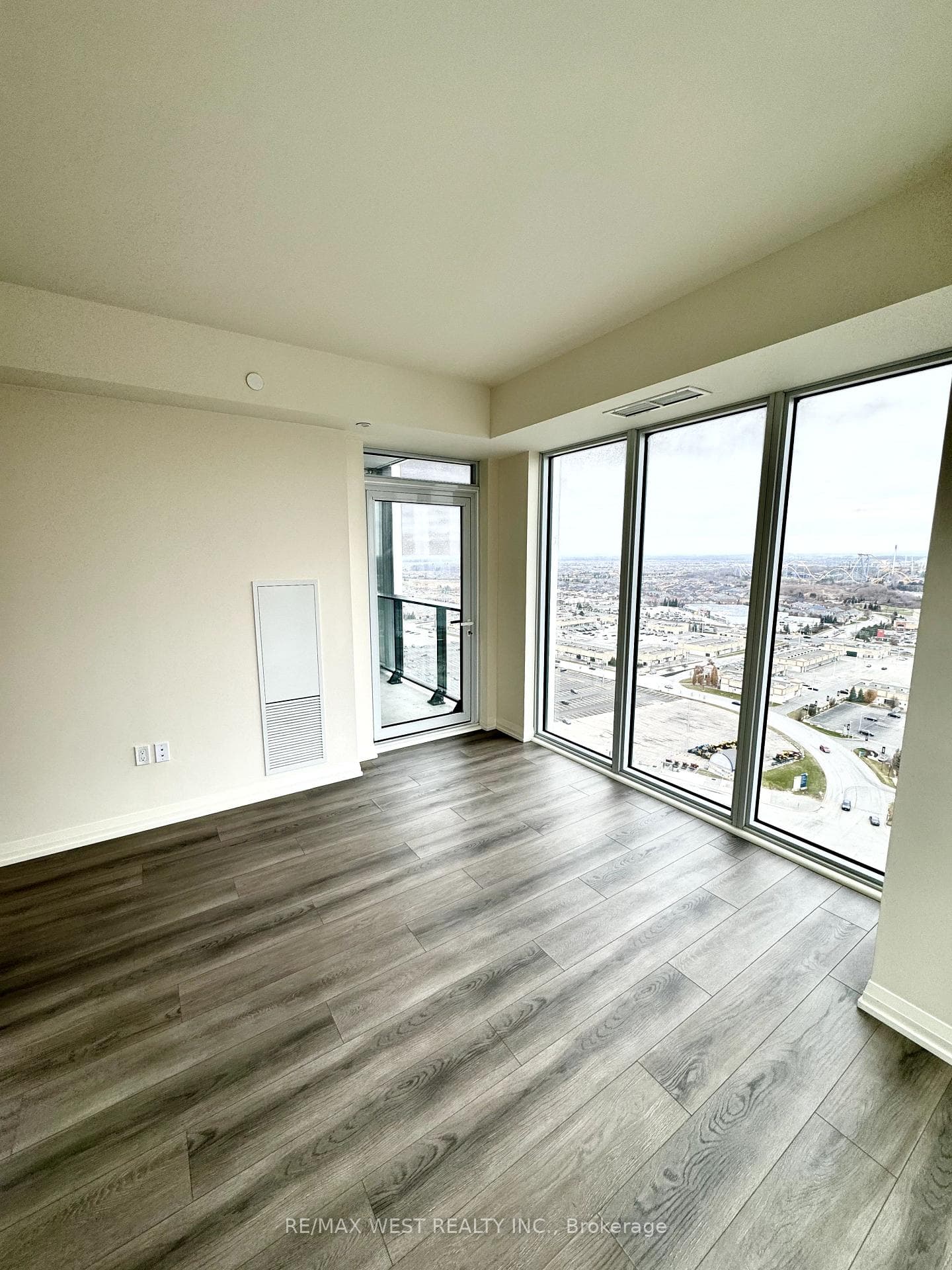 9000 Jane Street Unit 2424 photo 8