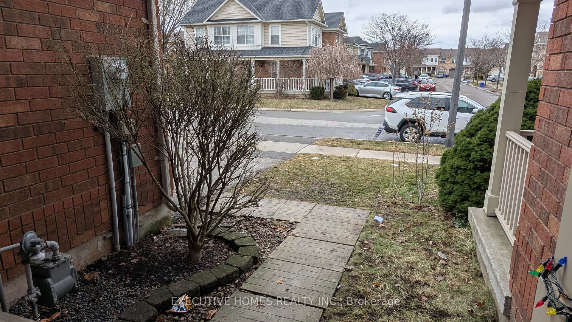 676 Hamilton Crescent photo 4