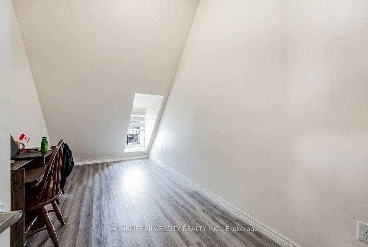 544 Dundas Street photo 6
