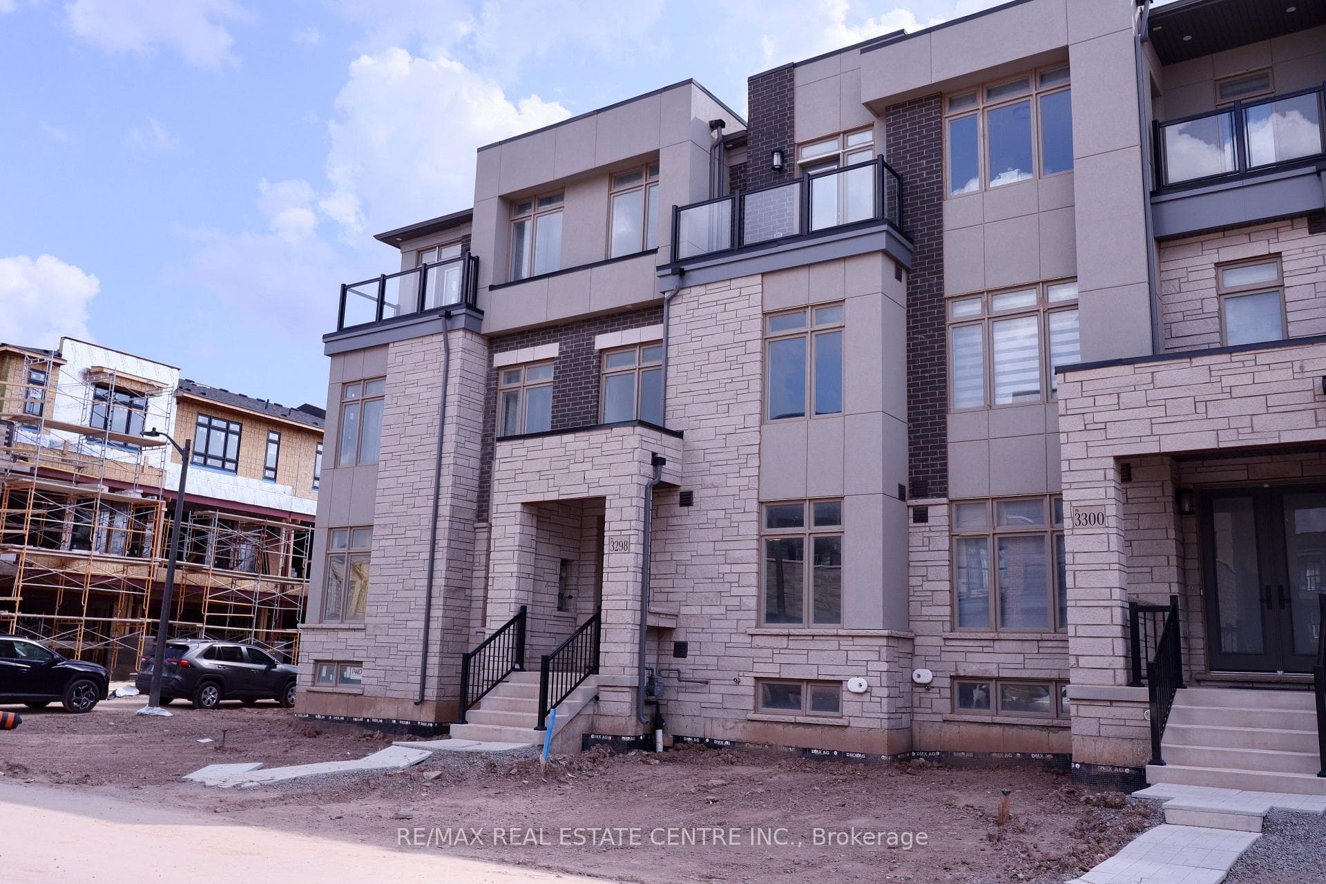 3298 Taha Gardens photo 5