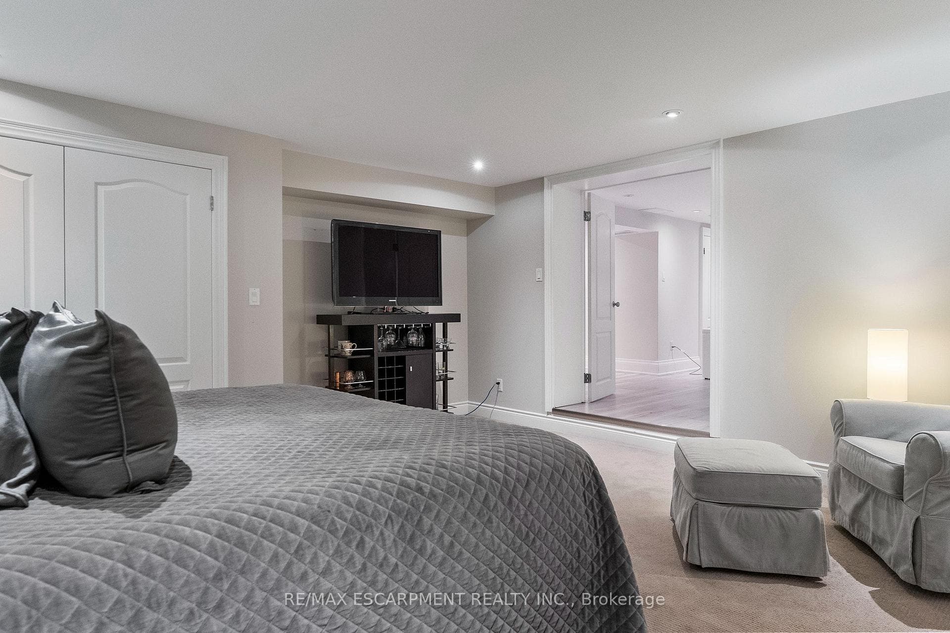 615 VANESSA Crescent photo 38